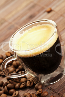 espresso diagonal mit kaffeebohnen