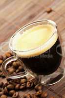 espresso diagonal mit kaffeebohnen