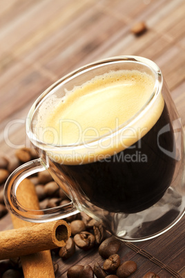 espresso diagonal mit kaffeebohnen und zimtstangen