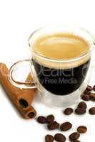 espresso in glastasse mit kaffeebohnen und zimt
