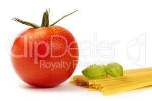 rohe spaghetti mit tomate und basilikum