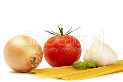 rohe spaghetti mit tomate, basilikum, knoblauch und zwiebel