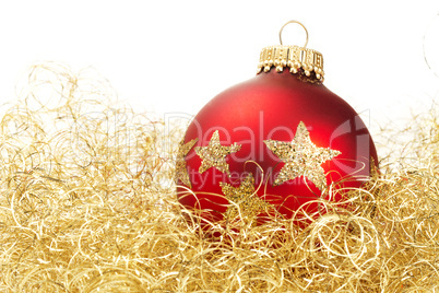 rote matte christbaumkugel in goldener watte