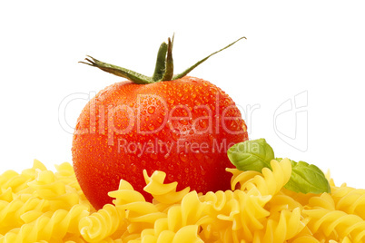 rohe fusilli mit tomate und basilikum