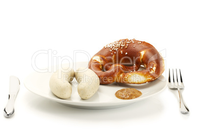 weisswürste mit brezel und senf auf teller