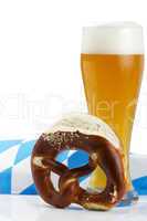 weizenbier mit brezel und bayrischem geschirrtuch