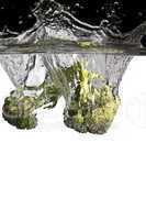 Broccoli fällt ins Wasser