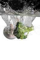 Broccoli und Pilz fällt ins Wasser