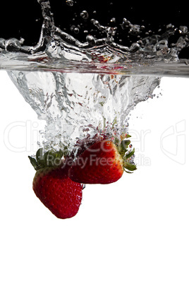 Drei Erdbeeren in Wasser