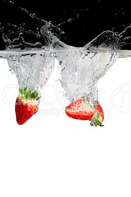 Erdbeerhaelften in Wasser