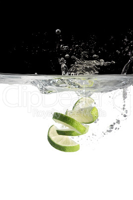 Limonenscheiben fallen ins Wasser