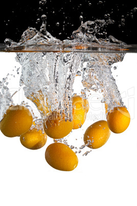 Kumquats fallen ins Wasser