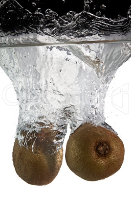 zwei Kiwi in Wasser