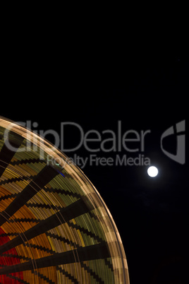Riesenrad mit Mond