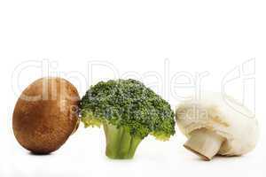 weisser und brauner champignon und brokkoli