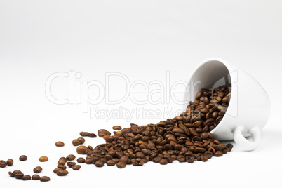 kaffee fällt aus umgekippter tasse