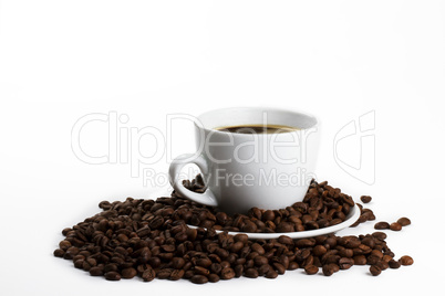 kaffeetasse mit kaffee und bohnen