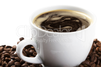 kaffeetasse mit kaffee und bohnen schräg