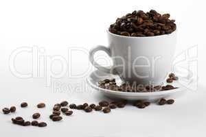 kaffeetasse gefüllt mit kaffeebohnen