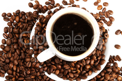 kaffeetasse mit kaffeebohnen von oben