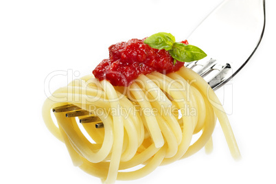 spaghetti auf gabel mit sauce und basilikum