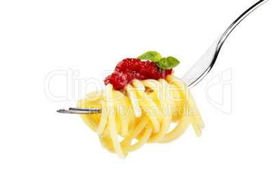 spaghetti auf gabel mit sauce und basilikum seite