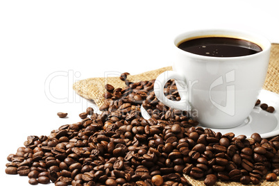 tasse mit kaffee und bohnen mit jute