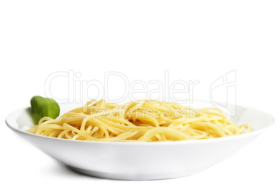 ein teller spaghetti mit basilikum