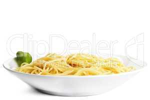 ein teller spaghetti mit basilikum