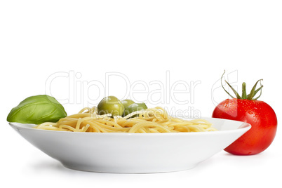 teller spaghetti mit basilikum tomate und oliven