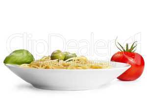 teller spaghetti mit basilikum tomate und oliven