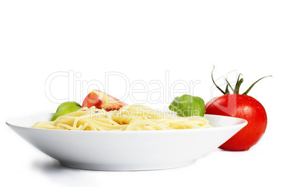 ein teller spaghetti mit tomate und basilikum