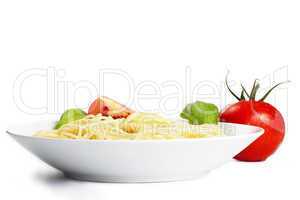 ein teller spaghetti mit tomate und basilikum