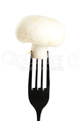 weisser champignon auf gabel