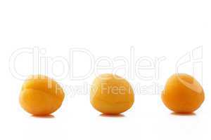 drei aprikosen in reihe