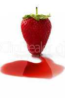 eine Erdbeere auf Sirup
