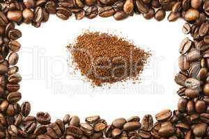 Kaffeebohnenrand mit Pulverkaffee