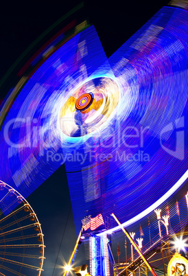 Karusell blau Riesenrad im Hintergrund