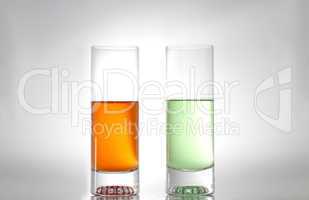 zwei Gläser mit Flüssigkeit
