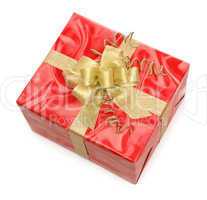 Rote Geschenkpackung mit goldener Schleife