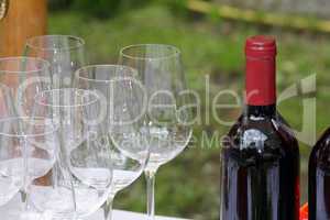 Rotweinflaschen und Gläser