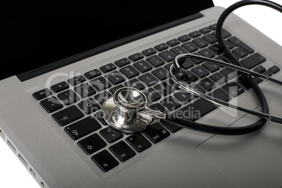 Stethoskop und Laptop