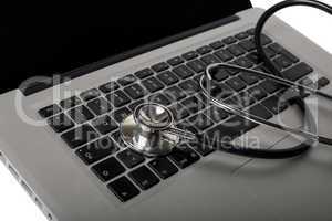 Stethoskop und Laptop