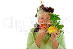 Rentnerin mit Obst