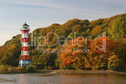Herbst an der Elbe bei Hamburg mit dem Leuchtturm Wittenbergen