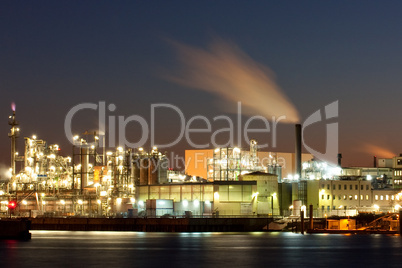 Industrie im Hamburger Hafen bei Nacht
