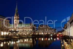 Hamburger Rathaus bei Nacht