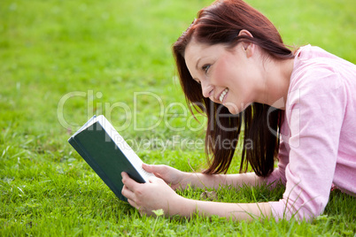 Frau mit Buch