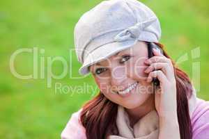 Frau telefoniert mit Handy