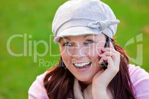 Frau telefoniert mit Handy